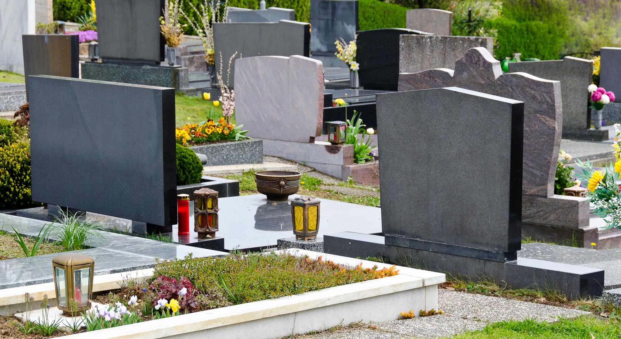 Dieses Jahr hat Gatra in einem Friedhof im Tösstal 48 Grabsteine aus der Erde gehoben und zum Recycling gebracht.